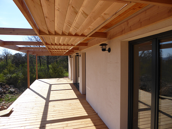  maison ossature bois en vaucluse avec terrasse en bois naturel